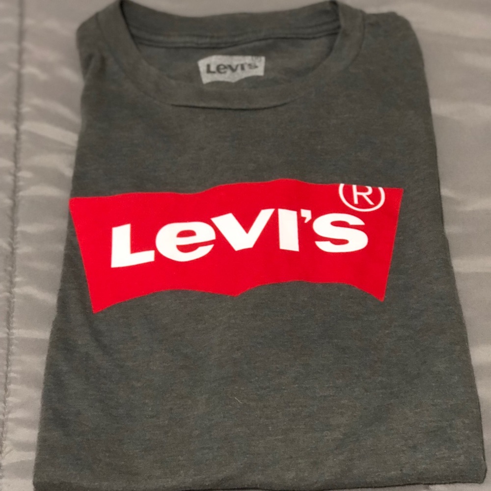 Men’s Levi’s shirt
